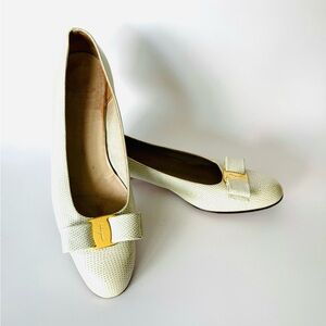 Vintage Ferragamo cream and gold classic Vara kitten heel with bow detail 8.5